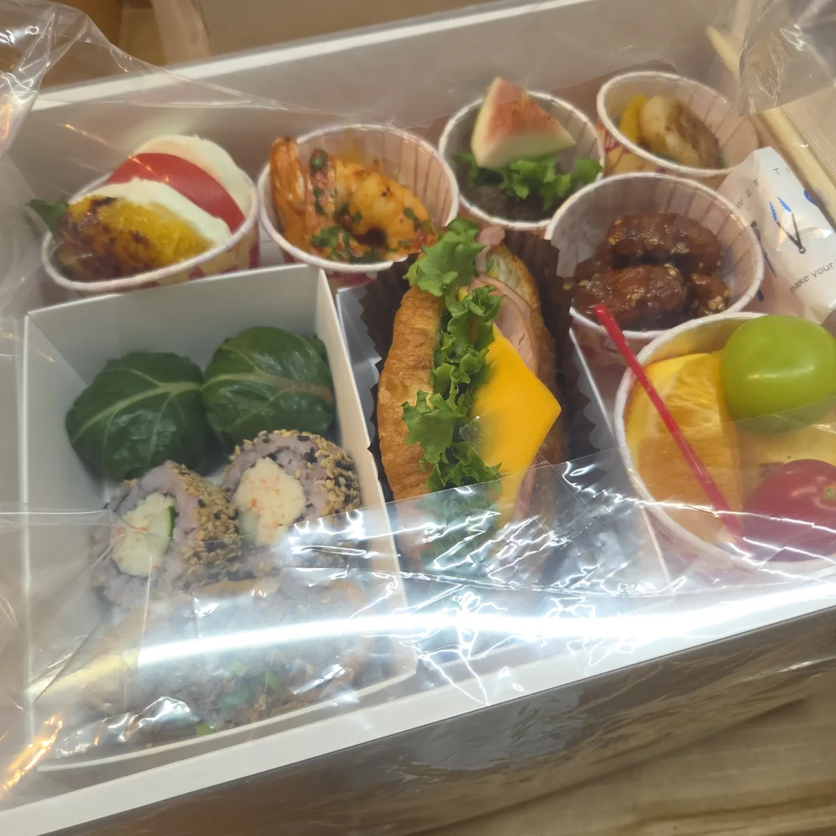 기업 케이터링 샌드위치와 롤, 과일을 담은 박스